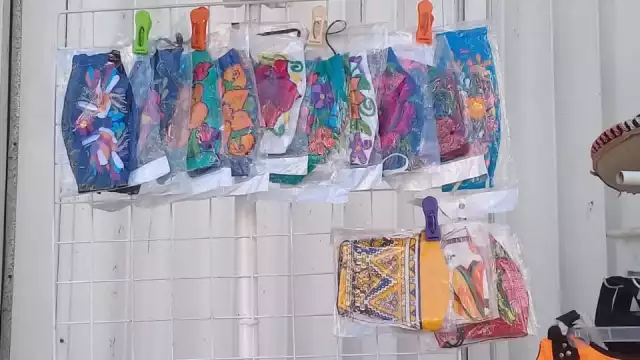 Un pequeño comerciante que se encuentra cerca del lugar aseguró que tiene a la venta sombreros