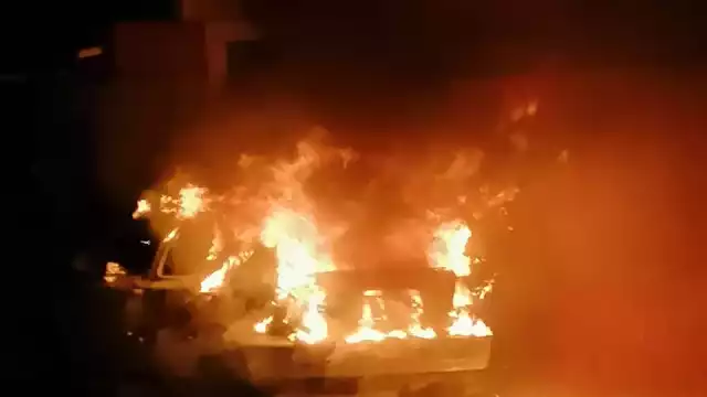 El auto fue consumido por las llamas en calles de Chetumal