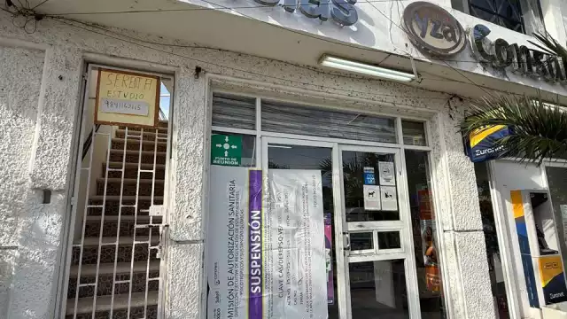 La sucursal de la cadena de farmacias luce los sellos de suspensión.