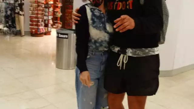 Julio Ramírez llegó al aeropuerto de Mérida donde atendió a fans