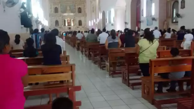 Personas acudieron a la iglesia de Peto