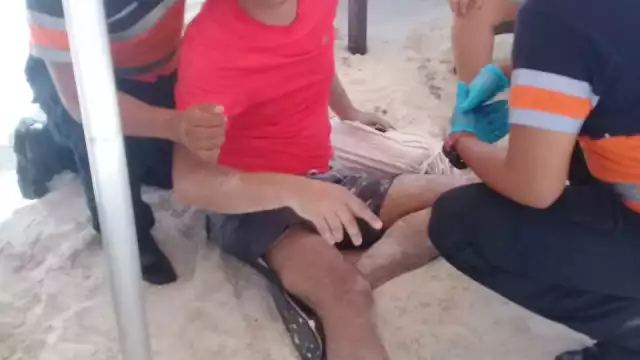 La tromba se movilizó a unos cuantos metros de la orilla del mar alzando a su paso sombrillas