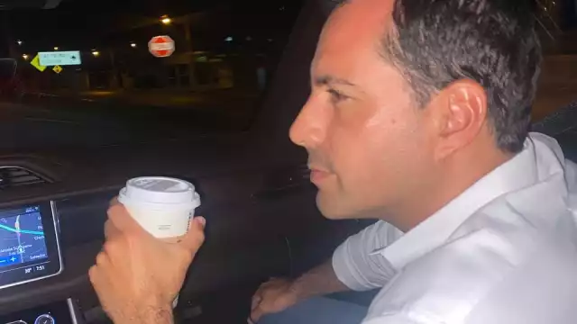 Tomando su café, el Gobernador del estado pide ayuda para saber dónde cenará, recibiendo gran respuesta de los yucatecos