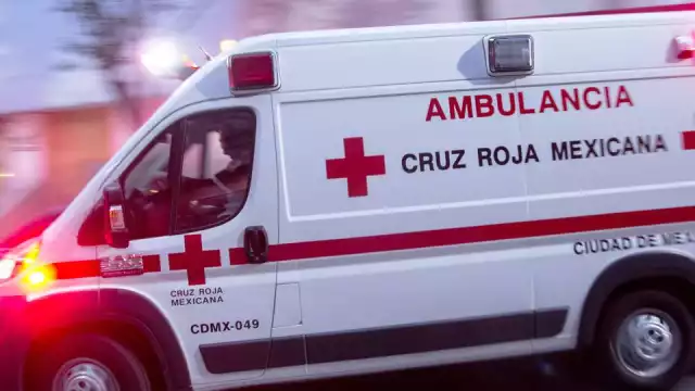 El motociclista perdió el control y chocó contra un poste de alumbrado