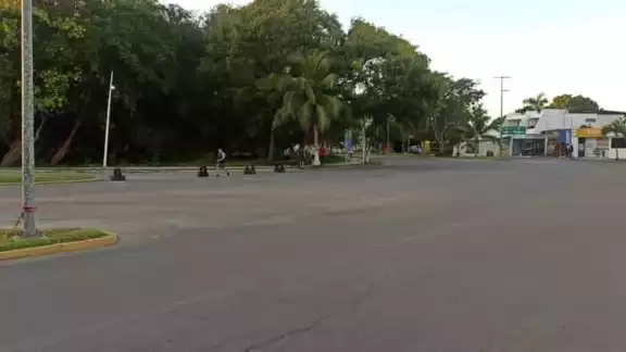 Aunque se abrió la movilidad en el carril cerrado de Boulevard Bahía en Chetumal, los estacionamientos permanecerán cerrados Aunque se abrió la movilidad en el carril cerrado de Boulevard Bahía en Chetumal, los estacionamientos permanecerán cerrados