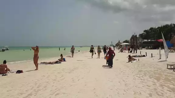 Las playas de Holbox, libres de sargazo, están atrayendo al turismo nacional y extranjero, quienes buscan disfrutar de su belleza Las playas de Holbox, libres de sargazo, están atrayendo al turismo nacional y extranjero, quienes buscan disfrutar de su belleza