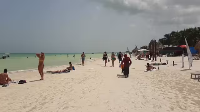 Las playas de Holbox, libres de sargazo, están atrayendo al turismo nacional y extranjero, quienes buscan disfrutar de su belleza