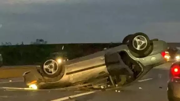 Los pasajeros del automóvil se dieron a la fuga luego del accidente