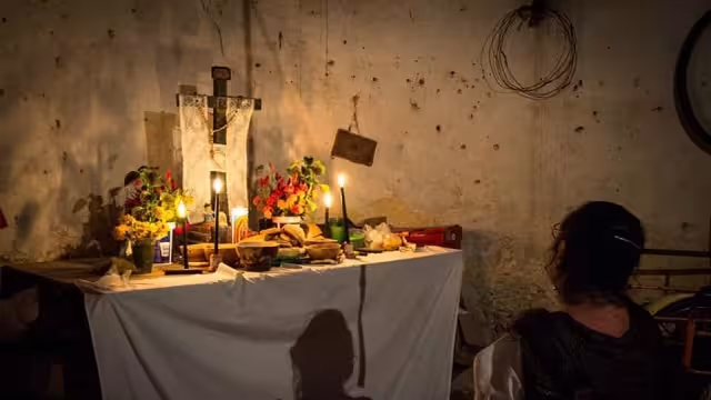 Se escuchan leyendas del uso de pulseras, el arreglo de los solares y la comida de las ánimas