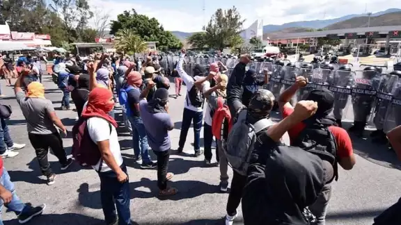 Normalistas y elementos de la Guardia Nacional se enfrentan por la toma de una caseta de la Autopista del Sol. Foto: Twitter @Omarel44 Normalistas y elementos de la Guardia Nacional se enfrentan por la toma de una caseta de la Autopista del Sol. Foto: Twitter @Omarel44