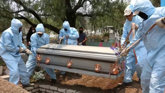 Después de Estados Unidos y Brasil, los países con mayor incidencia de la patología son Reino Unido con 43,011 muertos e Italia con 34,675 muertos. Después de Estados Unidos y Brasil, los países con mayor incidencia de la patología son Reino Unido con 43,011 muertos e Italia con 34,675 muertos.