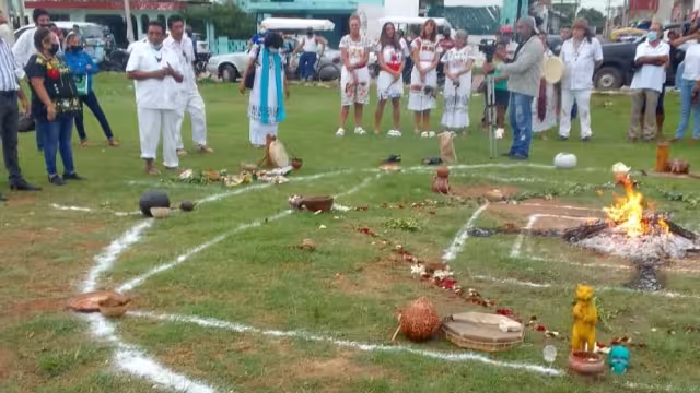 El fuego nuevo se enceendió este domingo en la placita de San Antonio. Foto: Valerio Chan