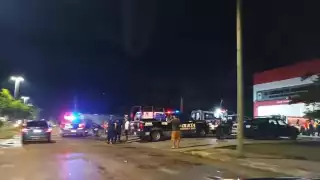 Personal del Cuerpo de Bomberos en la avenida Nicolás Bravo ayudaron a la afectada