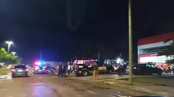 Personal del Cuerpo de Bomberos en la avenida Nicolás Bravo ayudaron a la afectada Personal del Cuerpo de Bomberos en la avenida Nicolás Bravo ayudaron a la afectada