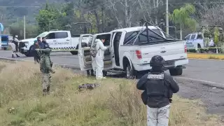 Elementos de la GN se enfrentan a criminales en camionetas clonadas de la Fiscalía en Michoacán