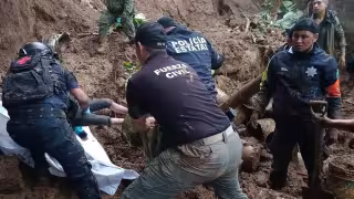 Elementos de la Sedena, así como policías, ayudaron en el rescate de los cuerpos en Xalapa, Veracruz