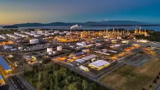 La refinería Deer Park es un complejo que funciona las 24 horas del día