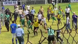 Roberto García Orozco tuvo que salir corriendo luego de ser agredido en un partido de futbol llanero en México.