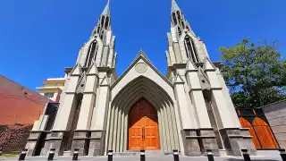 Las iglesias neogóticas imitan el estilo gótico medieval europeo y destacan por arcos apuntados, vitrales y ornamentación vertical