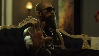 Babo protagoniza un video con referencias sexuales