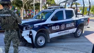 Patrulla nueva choca en Puerto Morelos y termina dañada.