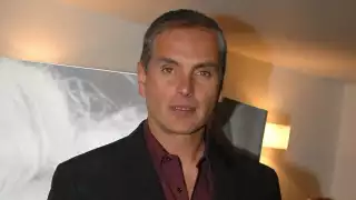 Xavier Ortiz nació el 29 de junio de 1972 en la Ciudad de México y estudió odontología, sin embargo, optó por incursionar en el modelaje y la actuación