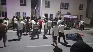 Los vecinos no lograron su cometido, pues elementos policiacos de Playa del Carmen acudieron al lugar para calmar la situación