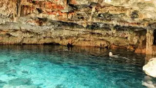 Aunque no es considerado zona turística, es área para bucear y nadar siendo requerida experiencia para realizarlo