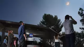 Durante el paso del fenómeno astronómico por el cielo, los expertos recomiendan no mirar directamente y proteger tu vista