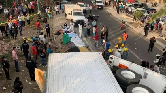 Conductor de tráiler que volcó con migrantes centroamericanos en Chiapas se dio a la fuga tras accidente Conductor de tráiler que volcó con migrantes centroamericanos en Chiapas se dio a la fuga tras accidente