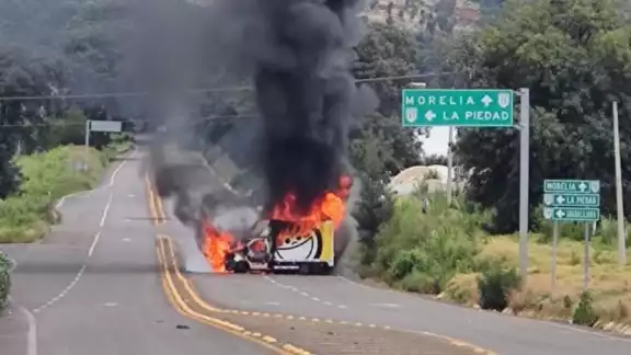 Normalistas secuestran y queman camión repartidor en Purépero Normalistas secuestran y queman camión repartidor en Purépero