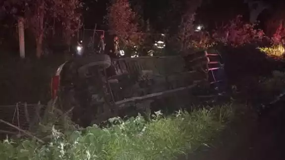 El camión de pasajeros cayó en un canal de aguas negras con cerca de 50 pasajeros
