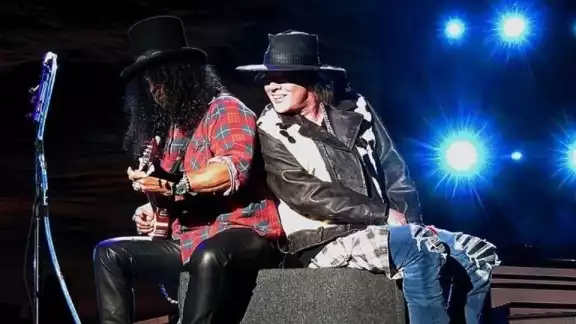 Durante su show en Australia una fanática salió lastimada por el impacto del micrófono Durante su show en Australia una fanática salió lastimada por el impacto del micrófono