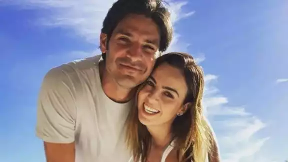 La actriz, de 34 años de edad, no utilizó vestido, pero sí una prenda de diseñador, muy original para una boda La actriz, de 34 años de edad, no utilizó vestido, pero sí una prenda de diseñador, muy original para una boda