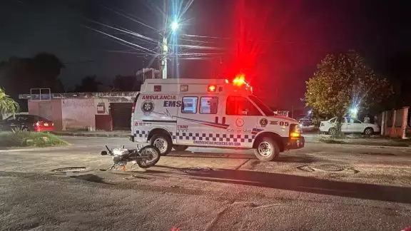 La motocicleta quedó tendida sobre la vialidad, luego del derrape que sufrió. La motocicleta quedó tendida sobre la vialidad, luego del derrape que sufrió.