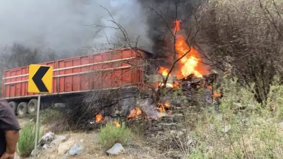 Dos camionetas y un tráiler se vieron involucradas en el accidente carretero Dos camionetas y un tráiler se vieron involucradas en el accidente carretero