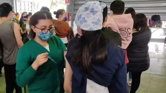 Los menores pueden acudir esta semana por si primera dosis a las sedes habilitadas para adolescentes de 15 a 17 años. Los menores pueden acudir esta semana por si primera dosis a las sedes habilitadas para adolescentes de 15 a 17 años.