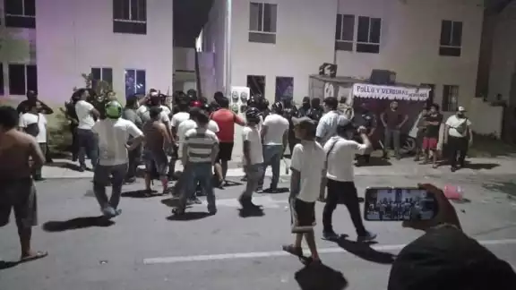 Los vecinos no lograron su cometido, pues elementos policiacos de Playa del Carmen acudieron al lugar para calmar la situación Los vecinos no lograron su cometido, pues elementos policiacos de Playa del Carmen acudieron al lugar para calmar la situación