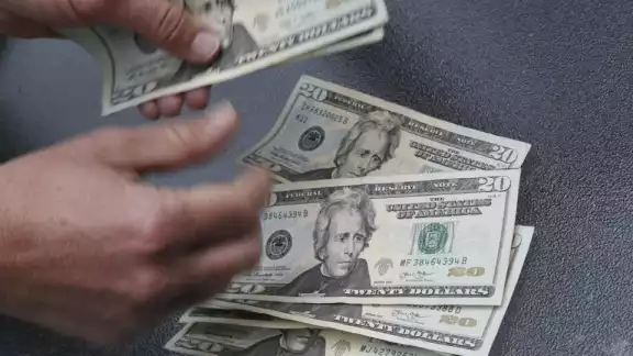 El dólar se cotizó levemente por arriba de los 20 pesos mexicanos, según la casa de cambio dentro del aeropuerto de Cancún, en Quintana Roo