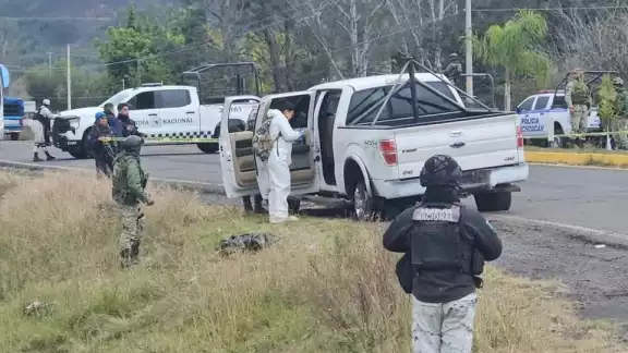 El enfrentamiento se dio cuando elementos de Guardia Nacional realizaban recorridos de vigilancia y visualizaron dos camionetas clonadas