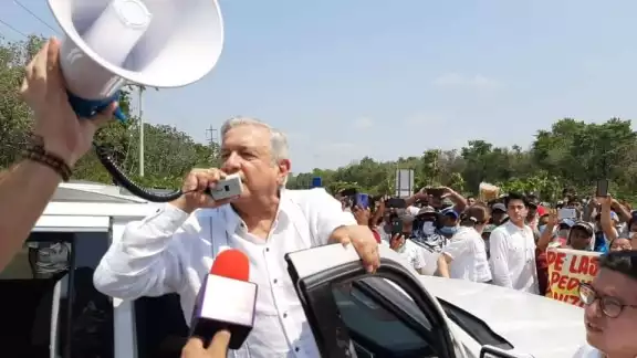 El presidente con megáfono en mano dijo que atenderá la solicitud El presidente con megáfono en mano dijo que atenderá la solicitud
