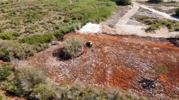 En el sitio se han decomisado dos maquinarias pesadas