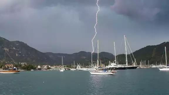Las autoridades locales informaron que las víctimas fallecieron por el impacto del rayo, cuando cruzaban el río Padma Las autoridades locales informaron que las víctimas fallecieron por el impacto del rayo, cuando cruzaban el río Padma