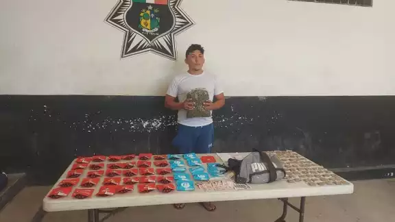 El hombre fue detenido con varios paquetes de marihuana El hombre fue detenido con varios paquetes de marihuana