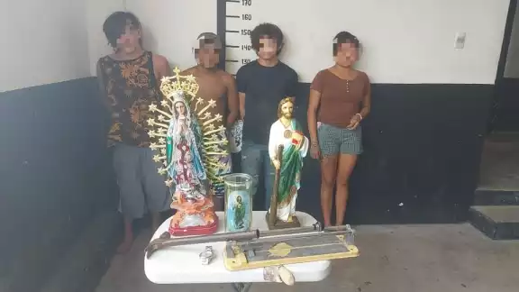 Los jóvenes habían robado dos imágenes religiosas y varias herramientas para venderlas Los jóvenes habían robado dos imágenes religiosas y varias herramientas para venderlas