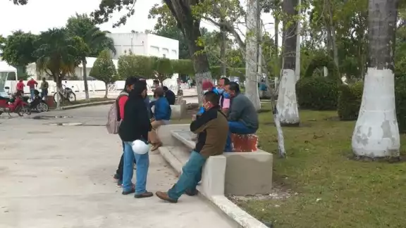 Los manifestantes exigen al ayuntamiento la solución del problema Los manifestantes exigen al ayuntamiento la solución del problema