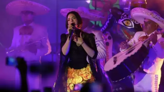 La cantante interpretó dos temas ante miles de personas en el Centro de la CDMX