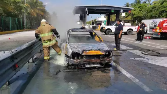 El auto quedó consumido y el conductor salió ileso
