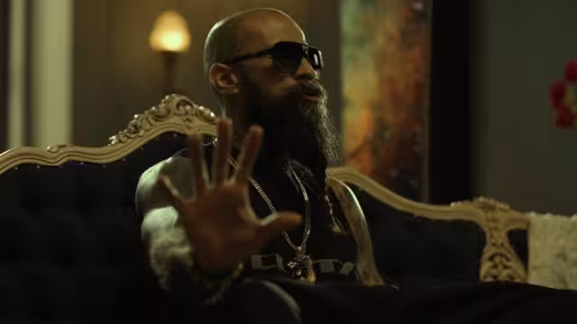 Babo protagoniza un video con referencias sexuales