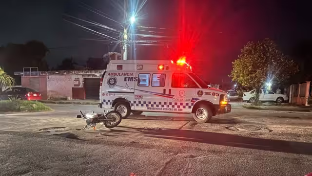 La motocicleta quedó tendida sobre la vialidad, luego del derrape que sufrió.